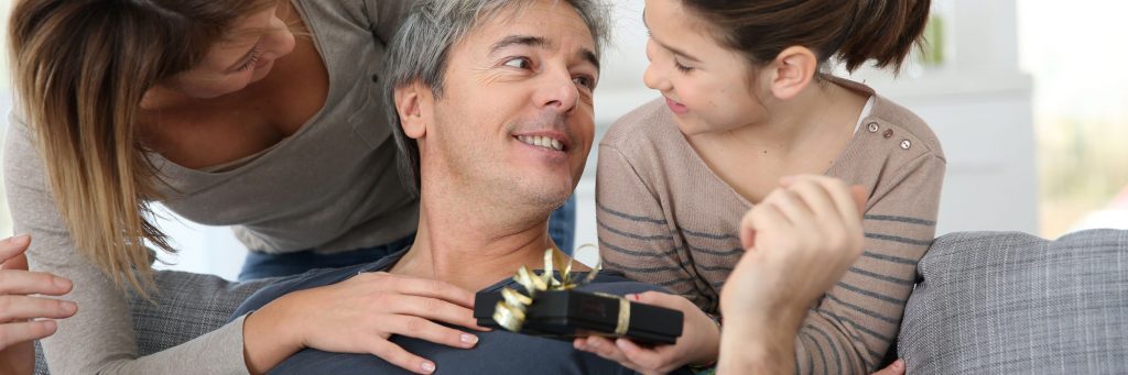 Frau mit der Tochter, die den Vatertag feiert