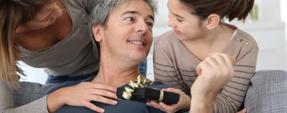 Frau mit der Tochter, die den Vatertag feiert