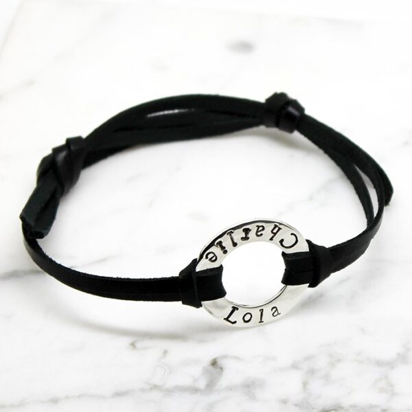 LEDERARMBAND MIT PERSONALISIERTEM RING AUS STERLINGSILBER