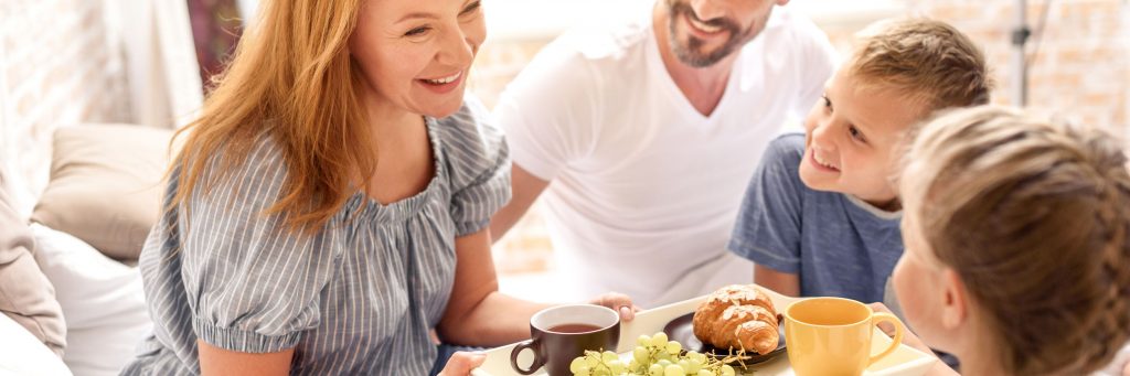 Familie, die zu Hause frühstückt