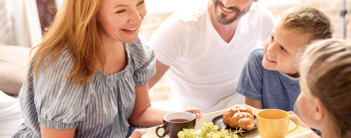 Familie, die zu Hause frühstückt